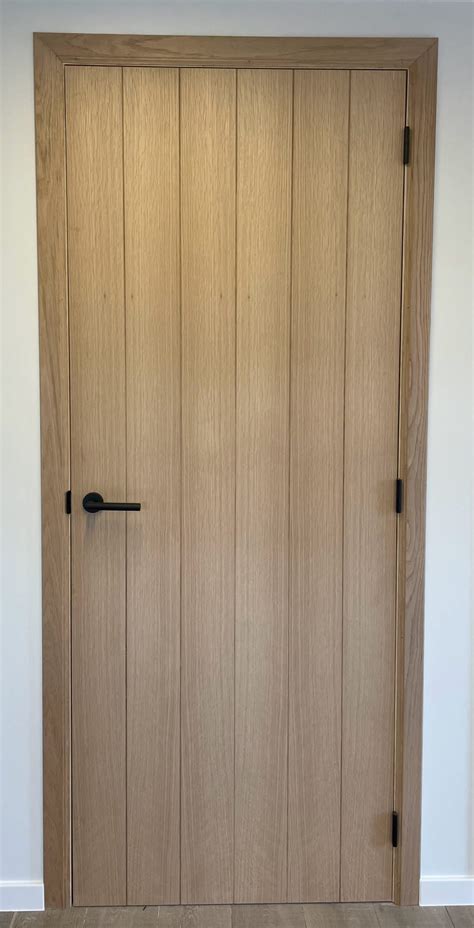 Gedetailleerde foto van de massieve eiken binnendeur met asymmetrisch ontwerp