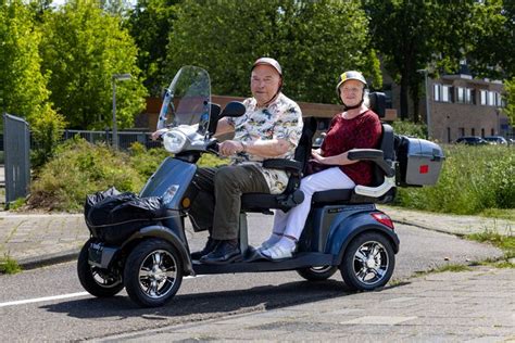 Overdekte duo-scootmobiel illustratie met dak en deuren