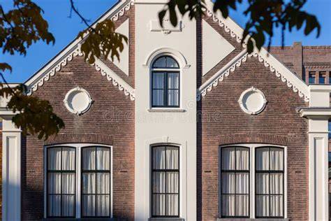 Foto: Herenhuis met symmetrische gevel en hoge kozijnen