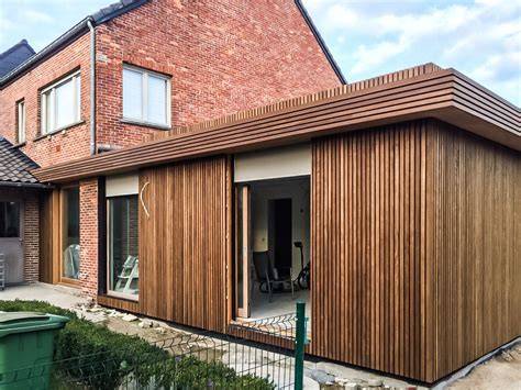 Voorbeeld van gevelbekleding met steenstrips en houten panelen