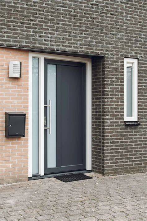 Infographic: Overzicht van stappen bij plaatsen kunststof deur met kozijn