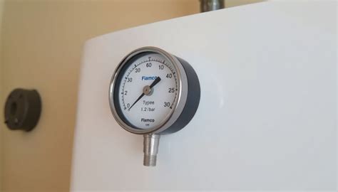 Illustratie van een waterdruk meter op een CV-ketel met de normale druk aangegeven.