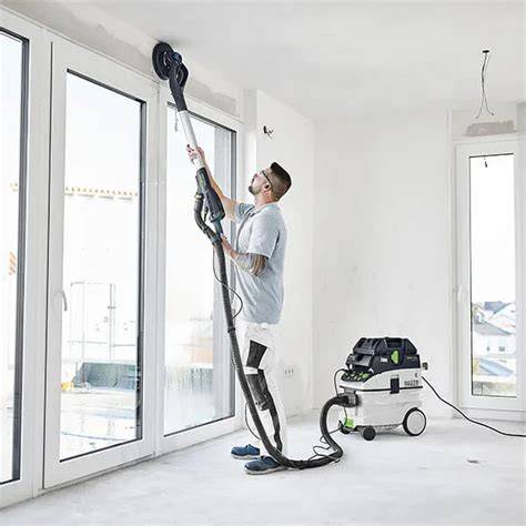 Foto van een Festool PLANEX langnek-schuurmachine in gebruik