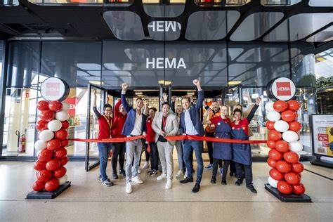 overzicht van de afdelingen en cafetaria van de vernieuwde HEMA