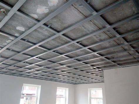 Voorbeeld van metalen inspectieluik in een metal stud plafond