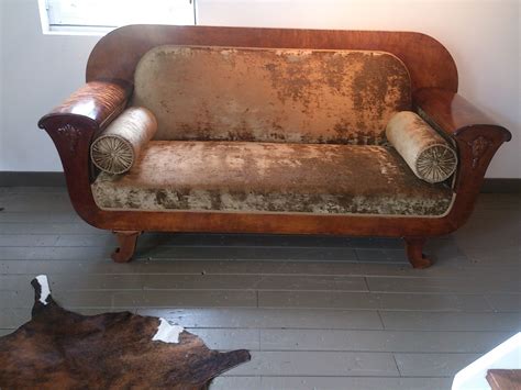 Voor-en-na foto van een gerestaureerde biedermeier bank