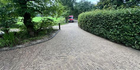 Voorbeeld van een oprit bestraat met grijze gebakken klinkers