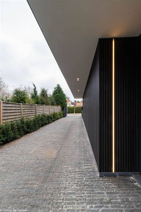 Foto-impressie: vernieuwde gevel, vloer, LED-verlichting en ingangskap