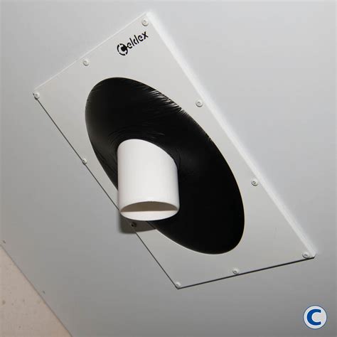 Gedetailleerde illustratie van het aanbrengen van een manchet rond een dakdoorvoer.