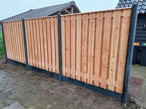 Illustratie van een Douglas houten schutting die beschermd wordt tegen weersinvloeden.