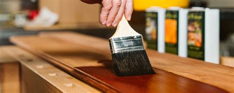 Illustratie van het aanbrengen van impregneermiddel op Douglas hout met een kwast.