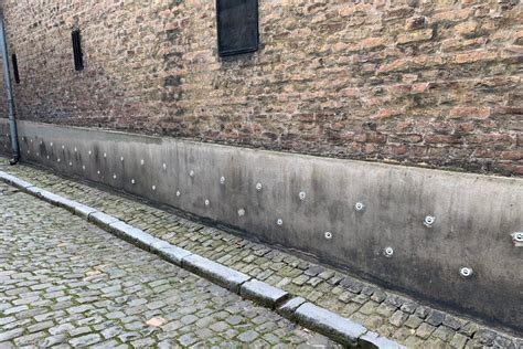 voor-en-na foto van een muur behandeld tegen optrekkend vocht