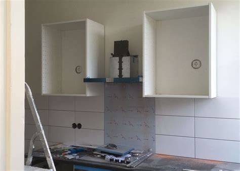 voorbeeld: tegelwerk tot onder bovenkasten en naden exact uitgelijnd