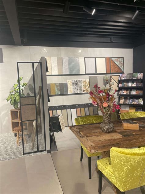 Interieurfoto van een showroom met diverse wandafwerkingen
