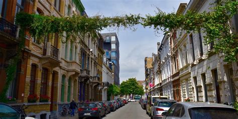 Illustratie van een groenslinger over een straat