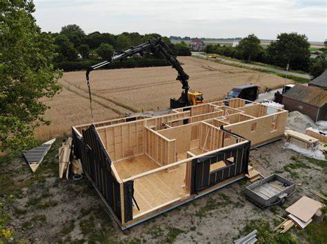 Prefab houtbouw proces in een fabriek