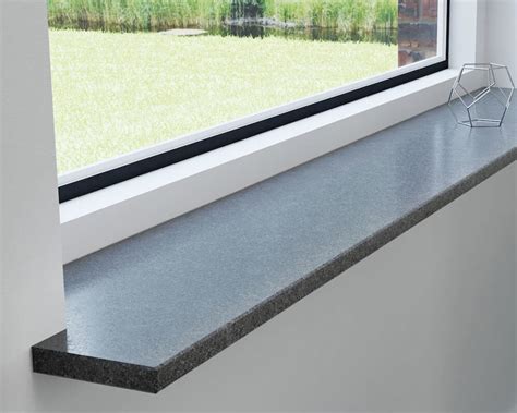 Voorbeelden van vensterbanken afgewerkt met verschillende soorten wrapfolie (zwart, marmerlook).