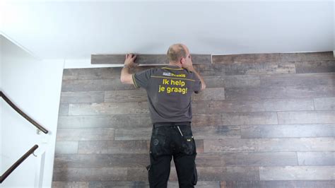 Voorbeeld van een muur afgewerkt met laminaat als lambrisering.