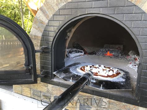 Illustratie van een houtoven met geïsoleerde ovenvloer