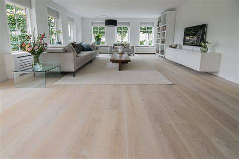 lichte eiken vloer in compacte woonkamer met wandplanken