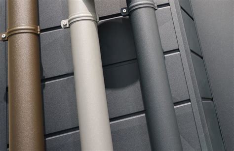 een overzicht van verschillende materialen regenpijpen (PVC, zink, aluminium, koper)