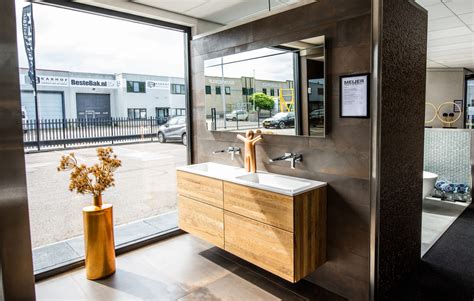 Interieur van een moderne badkamershowroom met diverse opstellingen en sanitair.