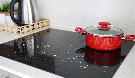 illustratie van etensresten die een afvoerbuis blokkeren