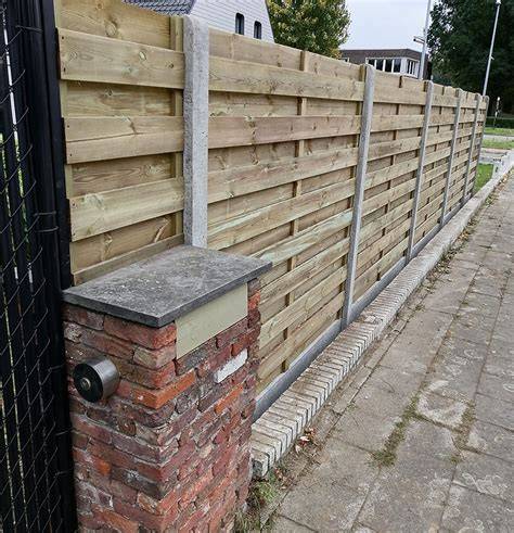 Brede uitlichting van materialen: houten schermen, betonpalen en afdekkappen