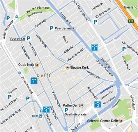 Kaart van Delft met aangegeven parkeergarages nabij het centrum.