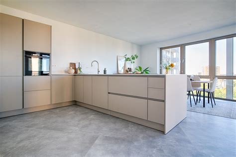 Voorbeeld van een keuken met een betonlook PVC vloer