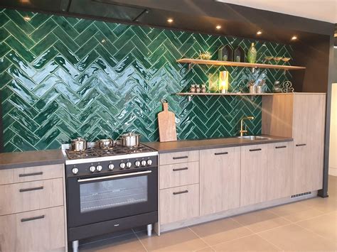 Keuken met houtlook tegels in visgraatmotief