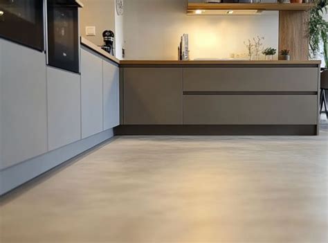 Moderne keuken met een gietvloer in betonlook