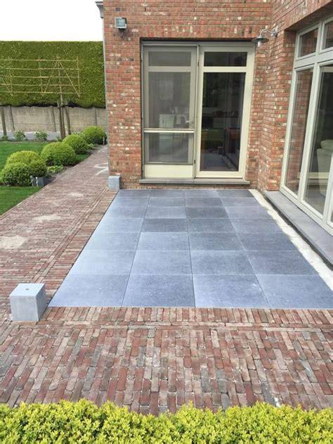 Afbeelding van natuursteen terras en keramische tegels