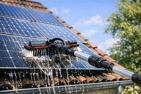 Foto van zonnepanelenreiniging met water en borstel