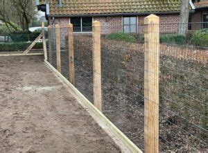 Illustratie van een houten palen omheining met gaas voor honden: hoogte en details