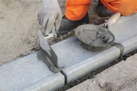 metselaar plaatst steen met troffel en metselkoord