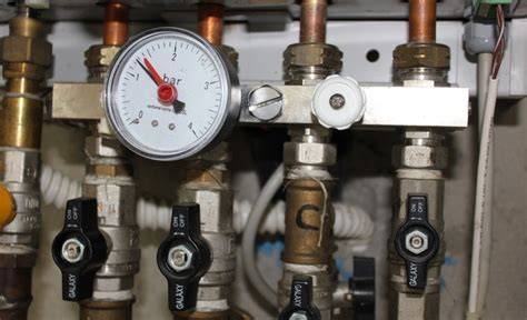illustratie van waterdruk en manometer (bar) op een cv-ketel