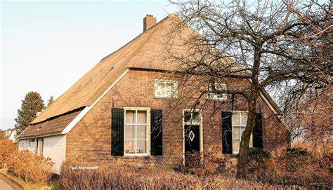 Classicistisch voorhuis met 6-ruits schuiframen