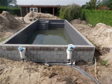 Schakelschema voor het bouwen van een zwembad met betonblokken