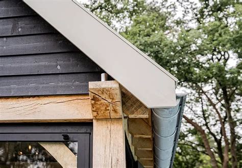 Gedetailleerde afwerking van een schuin dak