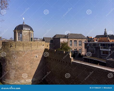 Historische afbeeldingen van middeleeuwse schouwen en Zaanse klokdecoraties