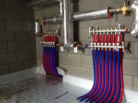 Illustratie van een zoneregelingssysteem voor vloerverwarming met meerdere thermostaten en actuators.