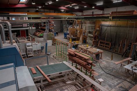 Overzicht van een moderne timmerfabriek met geavanceerde machines voor houtbewerking