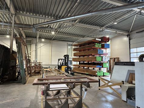 Illustratie van een CNC-machine die een houten kozijn bewerkt