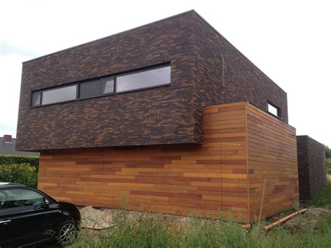 Detailfoto van hoogwaardig hout (bv. meranti) dat gebruikt wordt voor kozijnen