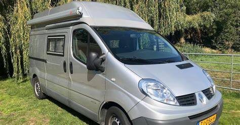 Foto van een Renault Trafic met verhoogd dak en woonuitrusting