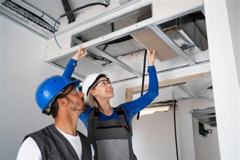 Diagram: verlaagd plafond met ontkoppeling en geluiddemping