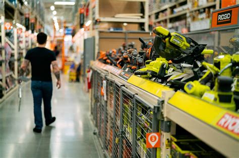 Infographic: Vergelijking bouwmarkt vs. speciaalzaak op het gebied van assortiment, levering en legservice