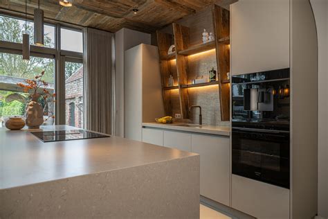Betonlook-keuken-voorbeelden: hout- en staalcombinaties