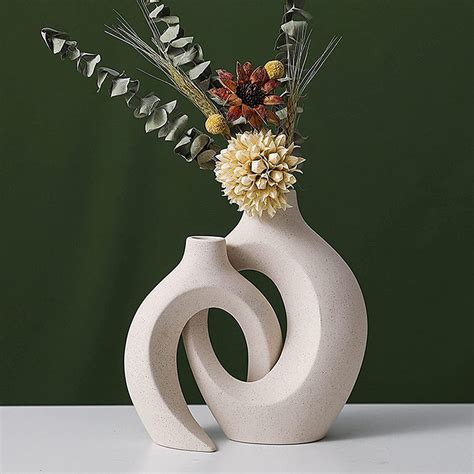 Betonnen paaseieren als decoratie in een moderne vaas